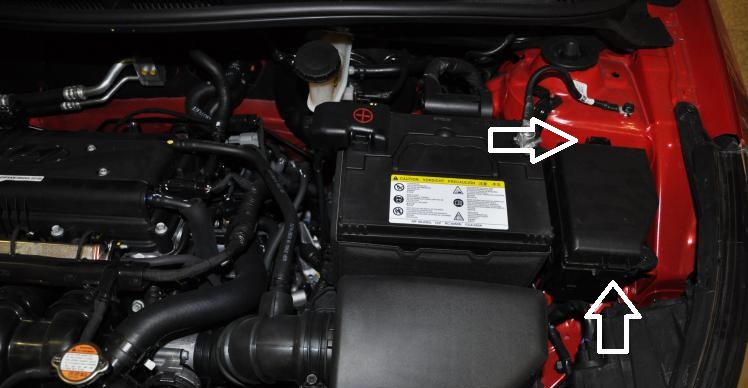 Расположение фиксаторов крышки монтажного блока в моторном отсеке на автомобиле Hyundai Solaris