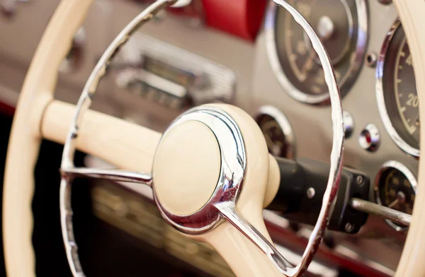 Рулевое колесо на классический автомобиль — стоковое фото