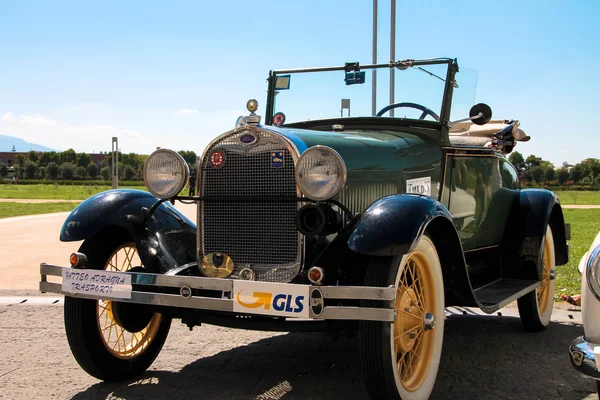 Старый автомобиль - Ford — стоковое фото
