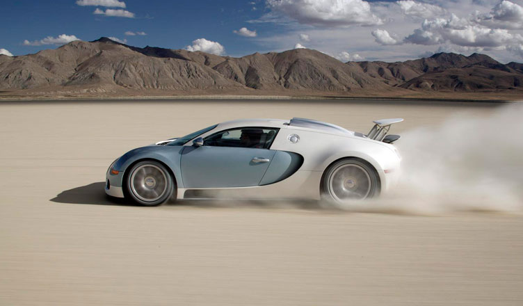 Bugatti Veyron: вид сбоку