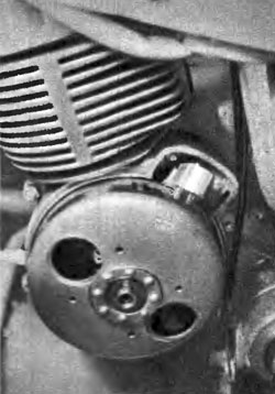 Рис. 4. Генератор, установленный на двигателе