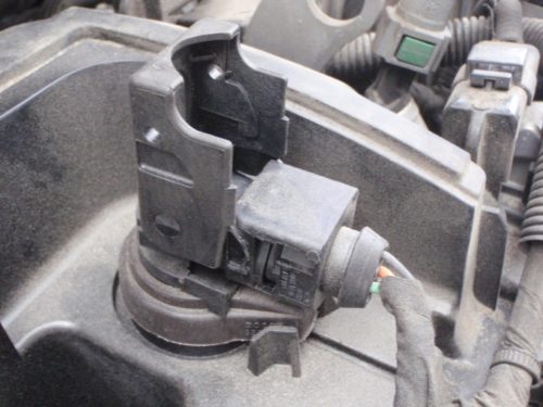 Соединительная колодка форсунки бензинового двигателя в автомобиле Пежо 308, вид с поднятой защелкой