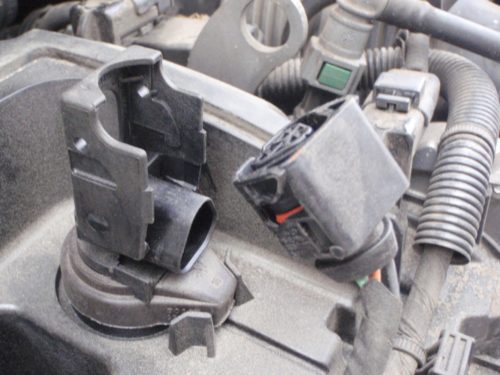 Наконечник провода катушки зажигания двигателя автомобиля Пежо 308 и соединительная колодка