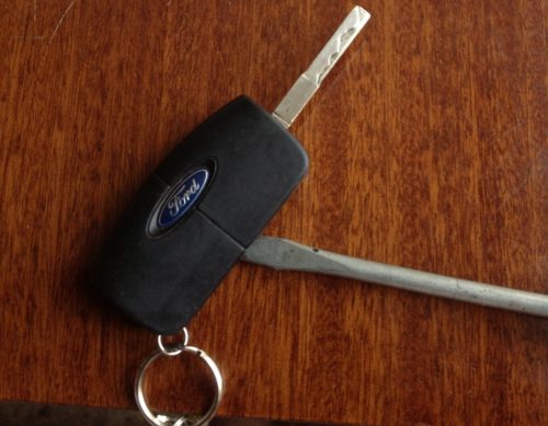 Процесс рассоеденения ключа Форд Фокус 2 с помощью плоской отвертки