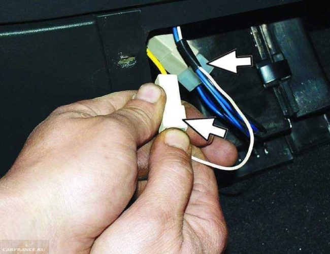 Соединительные колодки проводов прикуривателя в салоне автомобиля ВАЗ-2110