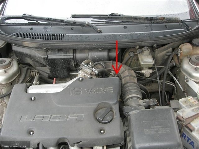 Моторный отсек автомобиля ВАЗ-2110 с поднятым капотом, стрелкой показано месторасположение датчика скорости