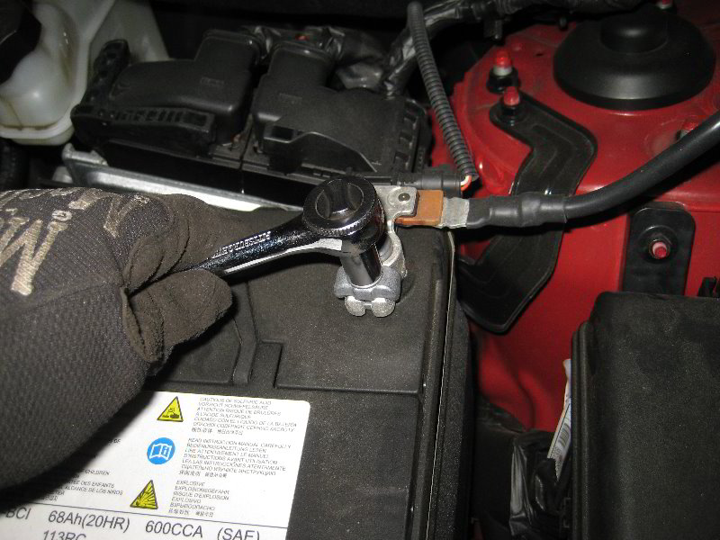 Снять клемму провода с «минусового» вывода аккумуляторной батареи на автомобиле Hyundai ix35
