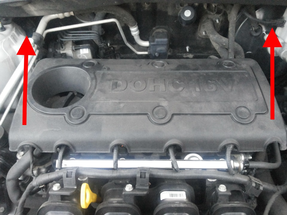 Снять крышку бензинового двигателя на автомобиле Hyundai ix35