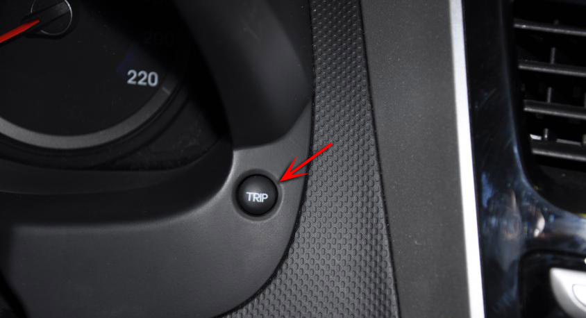 Расположение кнопки TRIP маршрутного компьютера на автомобиле Hyundai Solaris 2010-2016