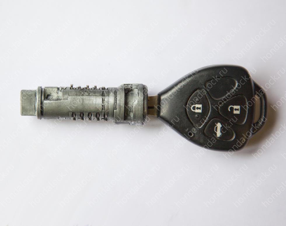 Старый ключ в замке зажигания Toyota Camry