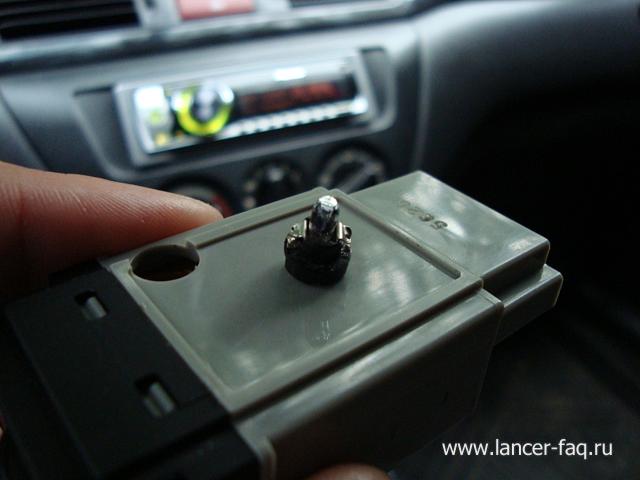 Замена ламп кнопок ПТФ, регулировки подсветки и корректора Mitsubishi Lancer 9 (4)