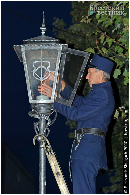 Фонарщик в Бресте зажигает фонари