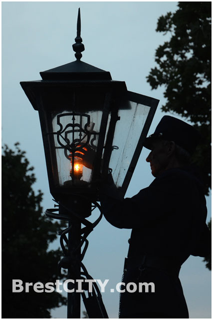 Брестский фонарщик зажигает фонари на ул. Советской