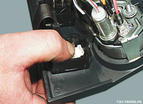 Зажимание с задней части защёлки выключателя, и надавливание с передней части рукой на сам выключатель и вследствие чего его снятие