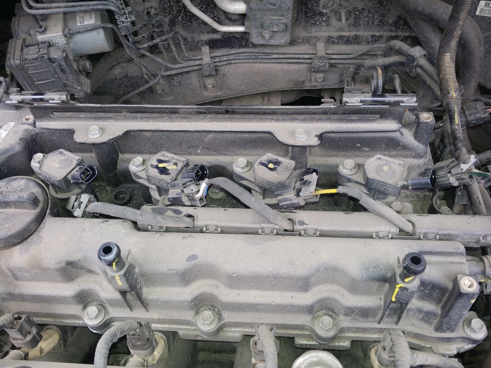 Отсоединить колодки проводов от катушек зажигания на автомобиле Hyundai ix35