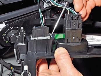 Снятие выключателей, регулятора, прикуривателя и блока сигнализаторов Рено Дастер