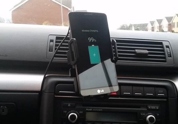 Зарядка смартфона в машине