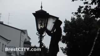BRESTCITY.COM: Фонарщик в Бресте зажигает фонари