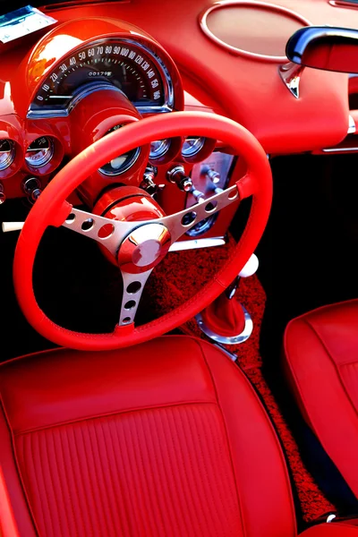 Красный спортивный автомобиль интерьера рулевое колесо — стоковое фото
