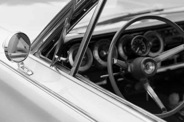 Крыло зеркало классический старинный автомобиль — стоковое фото
