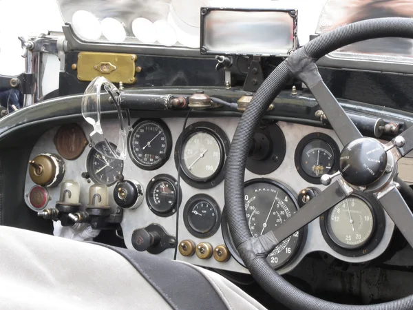 Панель и рулевое колесо в интерьере британский классический спортивный автомобиль, изолированные на белом фоне — стоковое фото