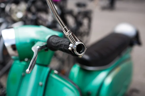 Зеркало зеленого ретро скутер — стоковое фото