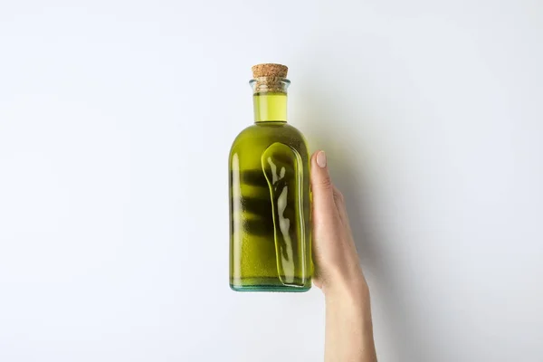 Женщина, держащая бутылка оливкового масла Лицензионные Стоковые Изображения