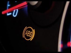 Почему срабатывает ABS на маленькой скорости? Устраняем неполадку без сторонней помощи