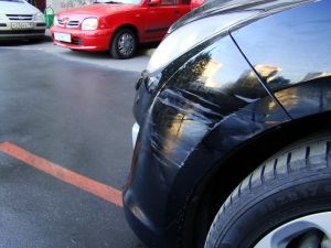 Что делать, если поцарапали машину во дворе или на парковке? Список нужных действий