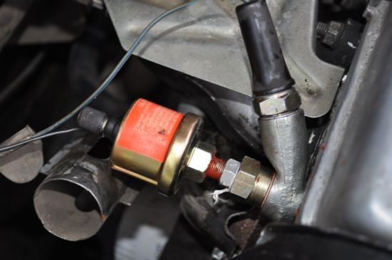 Почему загорается лампочка давления масла при нагревании двигателя? Причины и действия