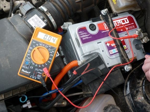 Почему разряжается аккумулятор на автомобиле при стоянке и как этого избежать?