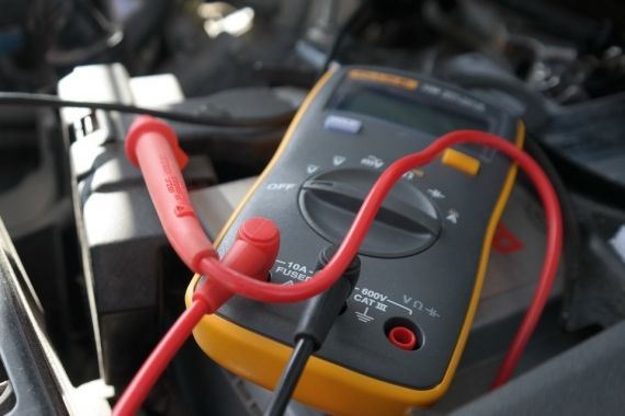 Как проверить и определить утечку тока в автомобиле тестером? Пошагово и доступно