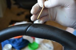 Чем покрасить и как восстановить кожаный руль? Проверенный лайфхак