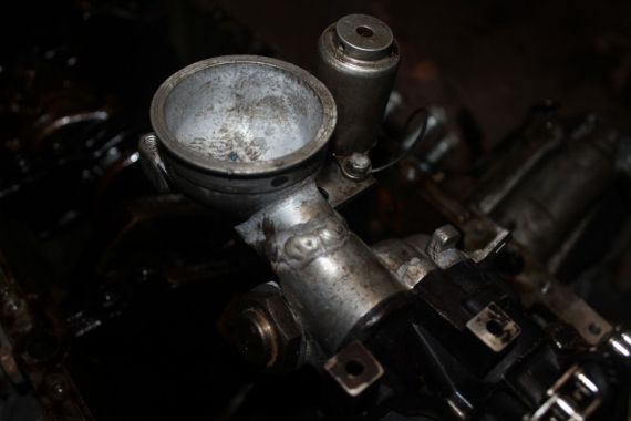 Почему моргает лампа давления масла на прогретом двигателе? Причины и решения
