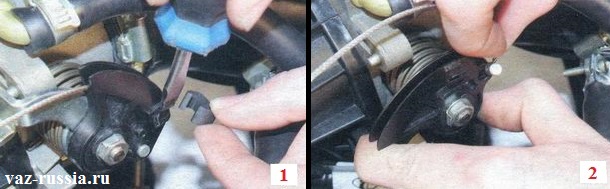 Поддевание отвёрткой предохранительной скобы и её снятие и после этого снятие наконечника троса с сектора дроссельного узла