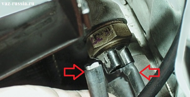 Стрелками указаны два провода, которые должны быть подсоединены к датчику