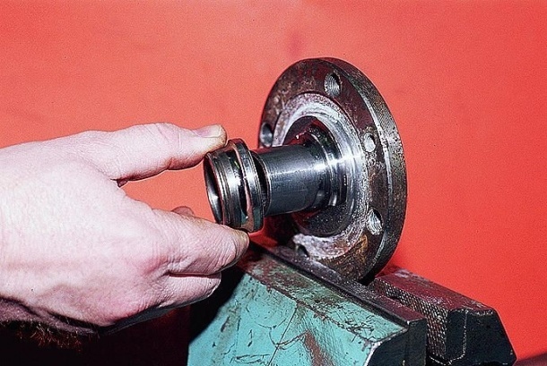 Подробная инструкция в картинках, о том как нужно правильно снимать кольцо подшипника со ступицы переднего колеса на переднем приводе