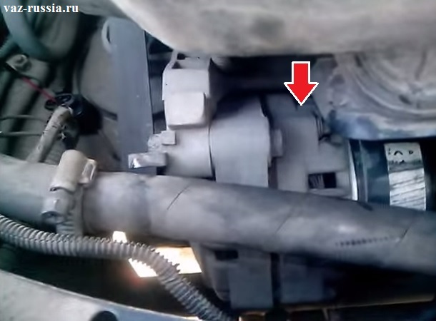 Стрелкой указано где располагается генератор в автомобиле