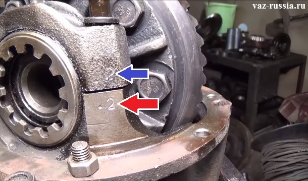 Стрелками показаны метки сделанные кернером и уже при обратной сборке редуктора, какую крышку куда ставить уже не запутаешься