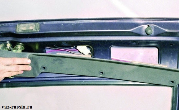 Снятие обшивки с внутренней части крышки багажного отделения
