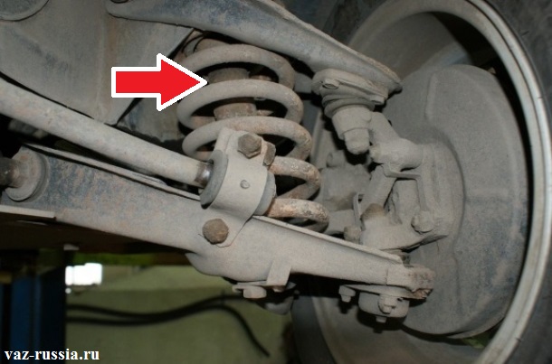 Стрелкой показан передний амортизатор находящийся во внутренней части пружины