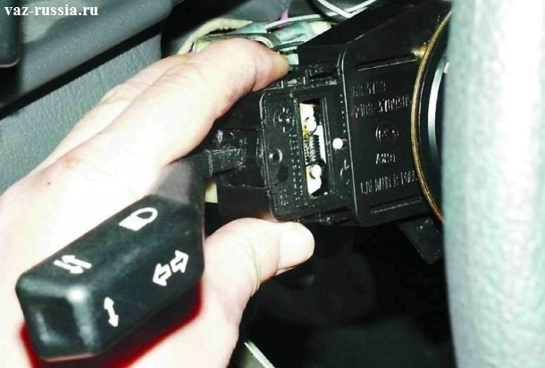 Извлечение переключателя поворота из отверстия в котором он установлен