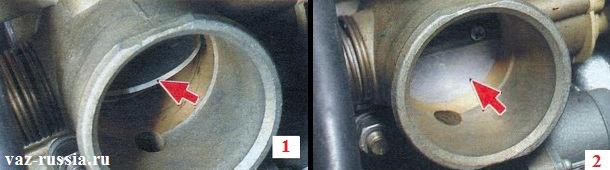 На обоих фотографиях изображён дроссельный узел, а стрелками указана заслонка узла, одна из которых полностью открыта, а другая полностью закрыта