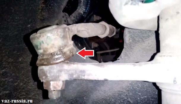 Стрелкой показан пыльник наконечника рулевой тяги, который не в коем случае не должен быть деформирован и уж тем более порван