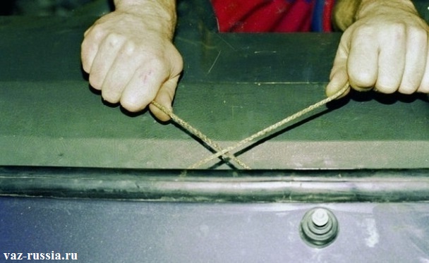 Аккуратное вытягивание на себя верёвки, и прижимание самого стекла помощником при этом