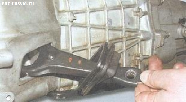 Снятие вилки картера сцепления совместно с чехлом который установлен на ней