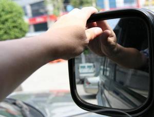 На фото - регулировка боковых зеркал автомобиля, autodirection.ru