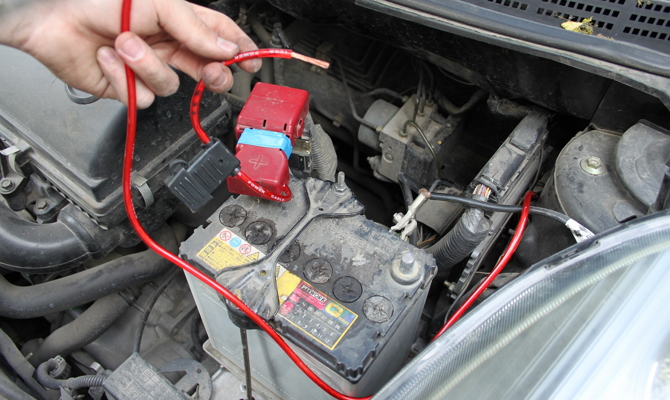 Подсоединение силовой проводки к аккумуляторной батарее автомобиля