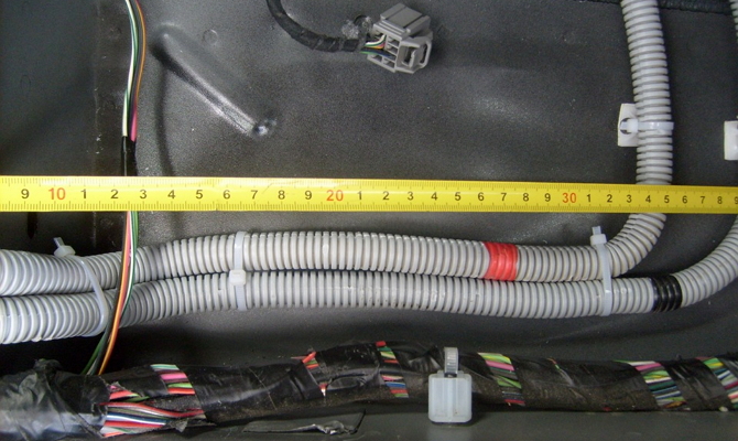 Прокладка межблочного кабеля под обшивкой авто
