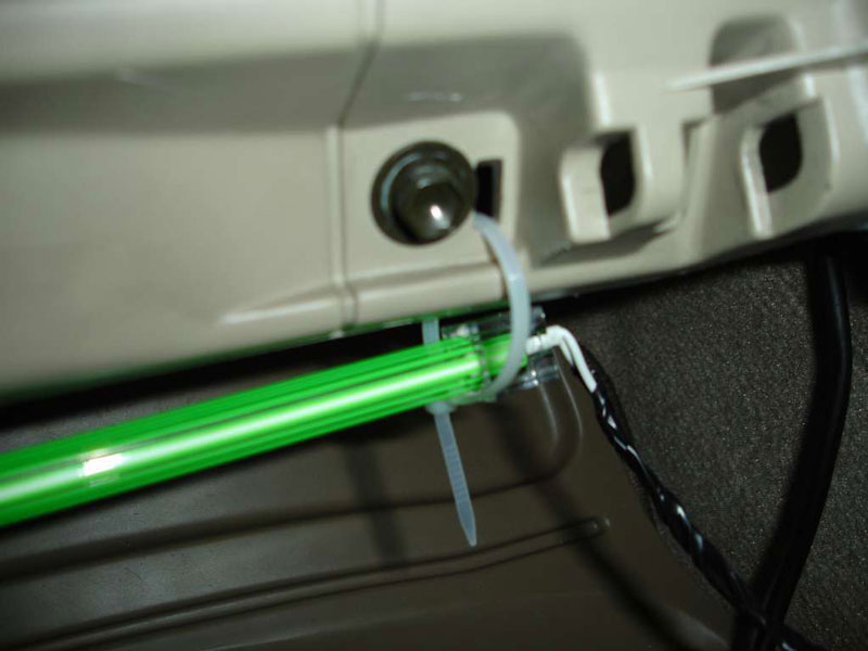 Фото установки неоновых ламп для подсветки салона авто